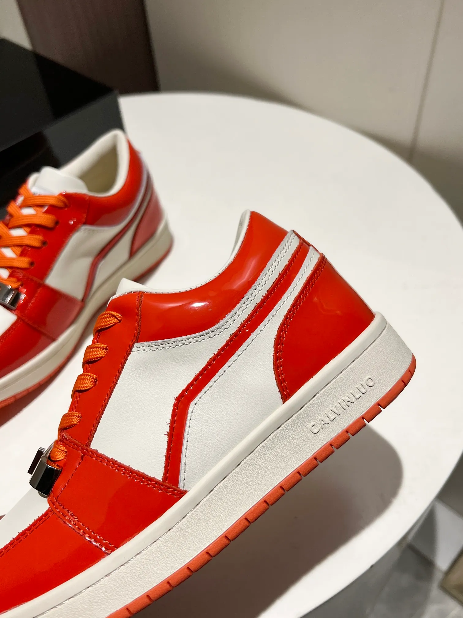 👟👟Ex-factory price 480👟👟 👑CALVINLUO I CUBE SNEAKER trendy brand square shoes low-top casual square-toe sneakers skateboard shoes sneakers👑 Starting from the design elements of classic two-color sneakers, CALVINLUO extracts the iconic elements of casual sneakers and integrates them into the formal "square toe" of formal shoes to make the overall lines of the sneakers more distinct. Nowadays, the matching rules are casual. 🧣Formal sports shoes are nothing new. The unique avant-garde square lines of CUBE SNEAKER, whether it echoes the tough and crisp suits, or appears in an eclectic manner in street styles, are a choice that breaks away from tradition and shows personality🧢 ▪️ Fabric: Original custom imported first-layer cowhide ▪️ Lining: Imported breathable mesh lining + soft sheepskin ▪️ Sole: Original molded two-color TPU outsole ▪️ Size: 35-40 (40 customized)